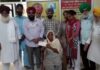 ਸਰਬੱਤ ਦਾ ਭਲਾ ਨੇ ਕਿਸਾਨ ਅੰਦੋਲਨ ਦੌਰਾਨ ਸ਼ਹੀਦ ਕਿਸਾਨ ਦੇ ਪਰਿਵਾਰ ਨੂੰ ਪੈਨਸ਼ਨ ਦਾ ਪਹਿਲਾ ਚੈਕ ਸੌਂਪਿਆ।ਹੁਣ ਤੱਕ ਮੋਗਾ ਜਿਲ੍ਹੇ ਦੇ ਪੰਜ ਸ਼ਹੀਦ ਕਿਸਾਨਾਂ ਦੇ ਪਰਿਵਾਰਾਂ ਦੀ ਪੈਨਸ਼ਨ ਸ਼ੁਰੂ ਹੋਈ – ਚੁਗਾਵਾਂ, ਜਾਨੀਆਂ।